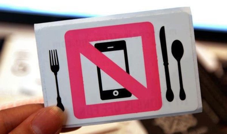 EL PROBLEMA no es el celular en sí mismo, sino la dependencia que puede generar. La tentación de revisar redes sociales o responder mensajes interrumpen la conversación.