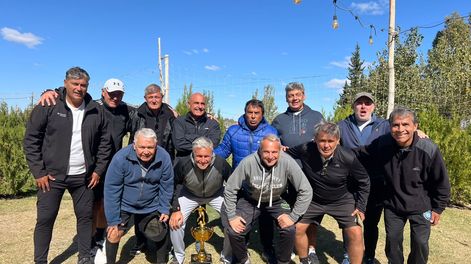 CORONADOS DE GLORIA. Parte del plantel campeón posa en las instalaciones de Adepu con la copa obtenida en Catamarca.