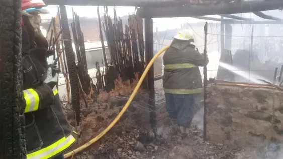 Una familia se ausentó de su casa y perdió todo en un incendio: creen que fue intencional