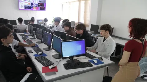 Diario de Cuyo | EXPERIENCIA. Los alumnos del Central Universitario participaron de talleres organizados por graduados del colegio que quisieron participar de los festejos del 60mo aniversario.