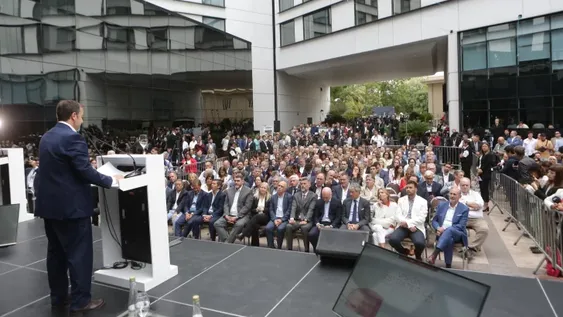 LOS ORADORES hablaron ante un nutrido panel de asistentes, entre gobernadores, empresarios y gente de la industria, que se convocaron ayer por la mañana en el Park Hyatt Mendoza.  