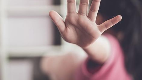 Condena sin cárcel para un sujeto que obligó a su hija a usar un juguete sexual