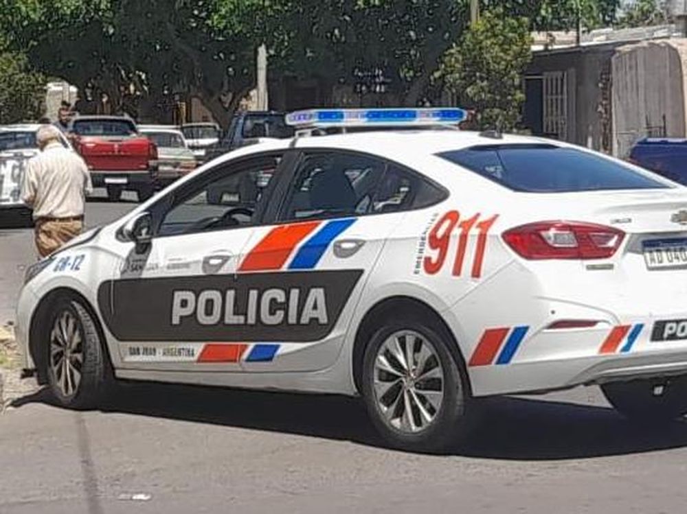 Turistas perdieron el control, volcaron y terminaron en el interior de un canal sin agua