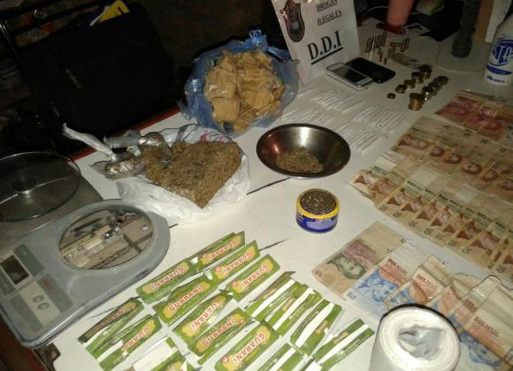 Hallan casi medio kilo de droga y municiones