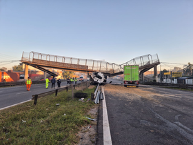 Impactante accidente en Escobar: un camión se cruzó de carril, chocó contra un puente y lo derrumbó Impactante accidente en Escobar: un camión se cruzó de carril, chocó contra un puente y lo derrumbó
