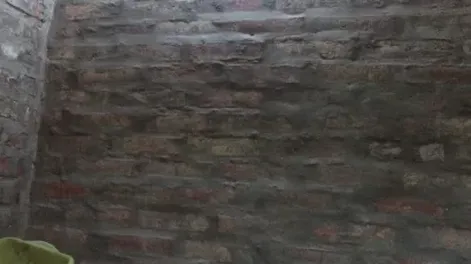 El boquete en el techo del taller metalúrgico.