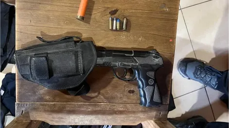 Un pastor fue detenido por amenazar a varias personas en un camping: tenía 3 pistolas