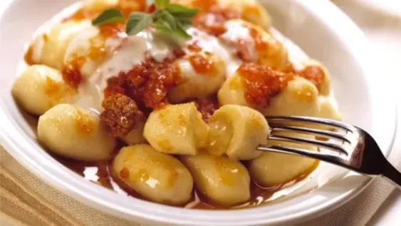 Ñoquis caseros relleno con mozzarella.