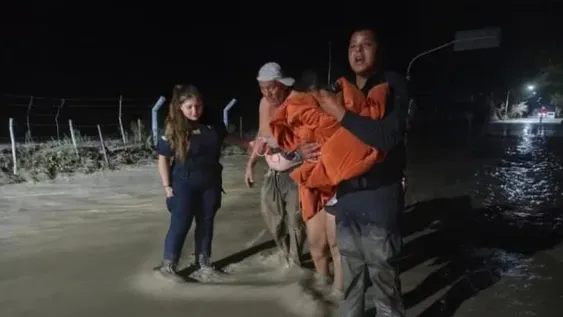 Rescataron y evacuaron a 52 personas tras la creciente en Zonda