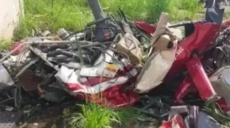 Un helicóptero chocó contra un árbol, cayó en la vía pública y desató una tragedia