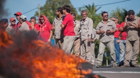En ILVA (ceramista). Frente a la fábrica arden gomas desde hace 15 días.