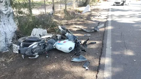 Un policía en moto chocó con un auto y atropelló a dos transeúntes