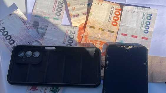 El dinero y el teléfono recuperados por la Policía.