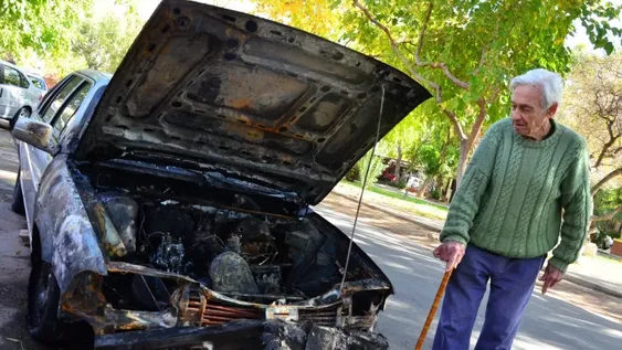 En abril lo asaltaron y quemaron su camioneta, ahora se le incendió el auto