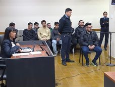 Adelante, Balmaceda Rufino, atrás, las víctimas de sus estafas. Tras acordar, el comerciante salió de Tribunales en libertad.