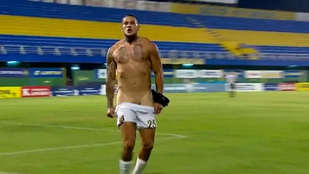 Polémica por el festejo del argentino Raúl Bobadilla
