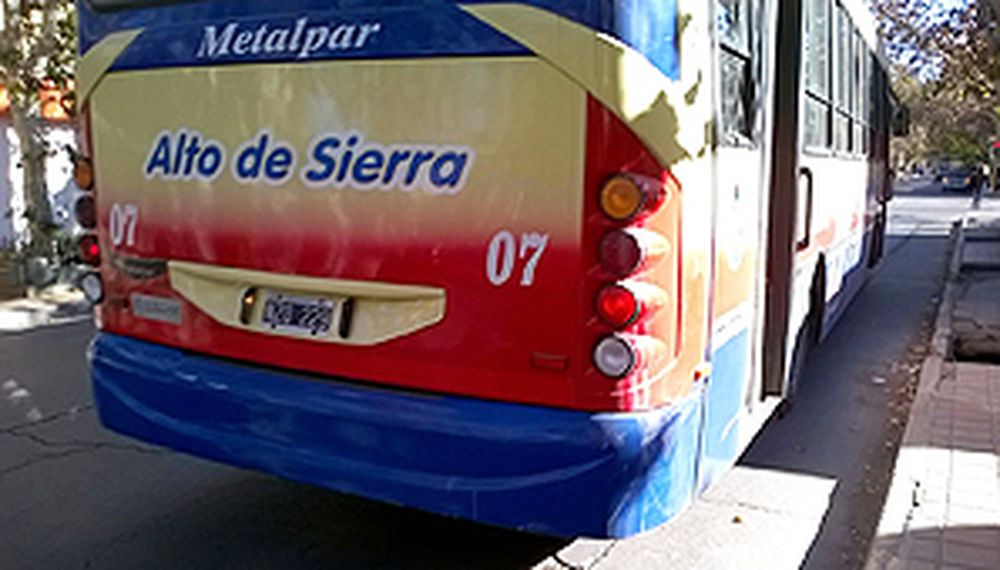 Indignación por un chofer que baja a los pasajeros porque no tiene cambio para darles