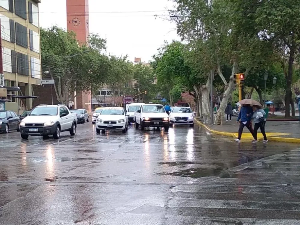 Según el SMN la lluvia seguirá hasta la tarde y mañana empieza a subir la temperatura