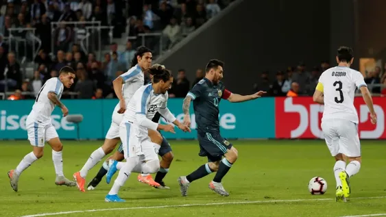 Messi rescató un empate para Argentina ante Uruguay