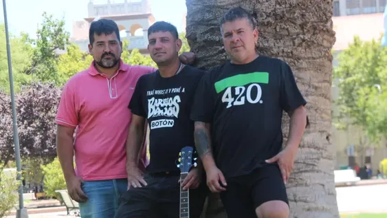 Esta banda tiene con qué