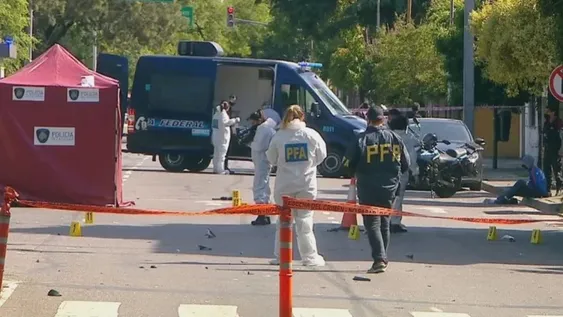 Un policía quiso detener a dos ladrones y murió atropellado