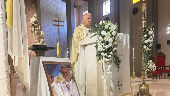 HOMENAJE. Ayer en la mañana, monseñor Jorge Lozano celebró una misa en la Catedral en honor al papa Francisco y se dejó una foto suya frente al altar para que los fieles rezaran por él.