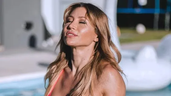 Adabel Guerrero posó al filo de la pileta en colaless