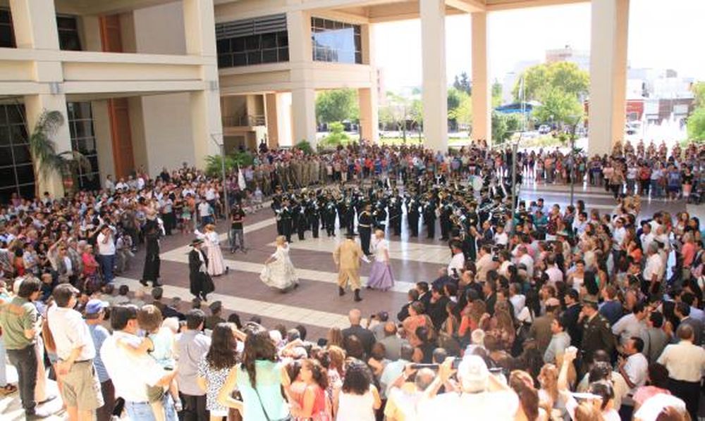 Gioja reapareció ante una multitud y en un acto emotivo