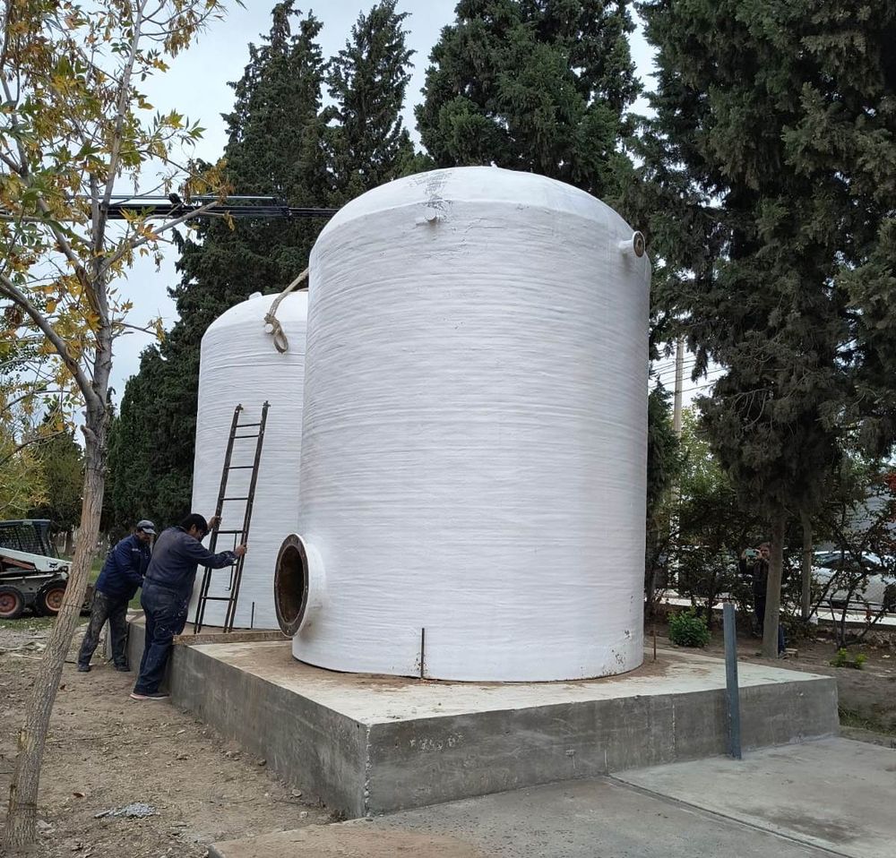 Con la instalación de los dos tanques de 25.000 litros cada uno, la UCCuyo avanza en su plan de ahorro de agua.