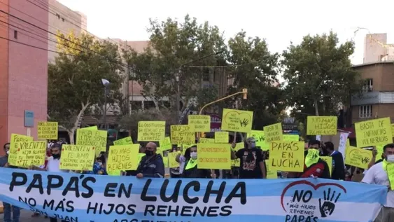 ‘La Ola Celeste’ y ‘Papás en Lucha’ marcharon por el hombre que busca frenar el aborto de su ex