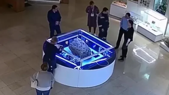 Un meteorito exhibido en un museo levitó inexplicablemente