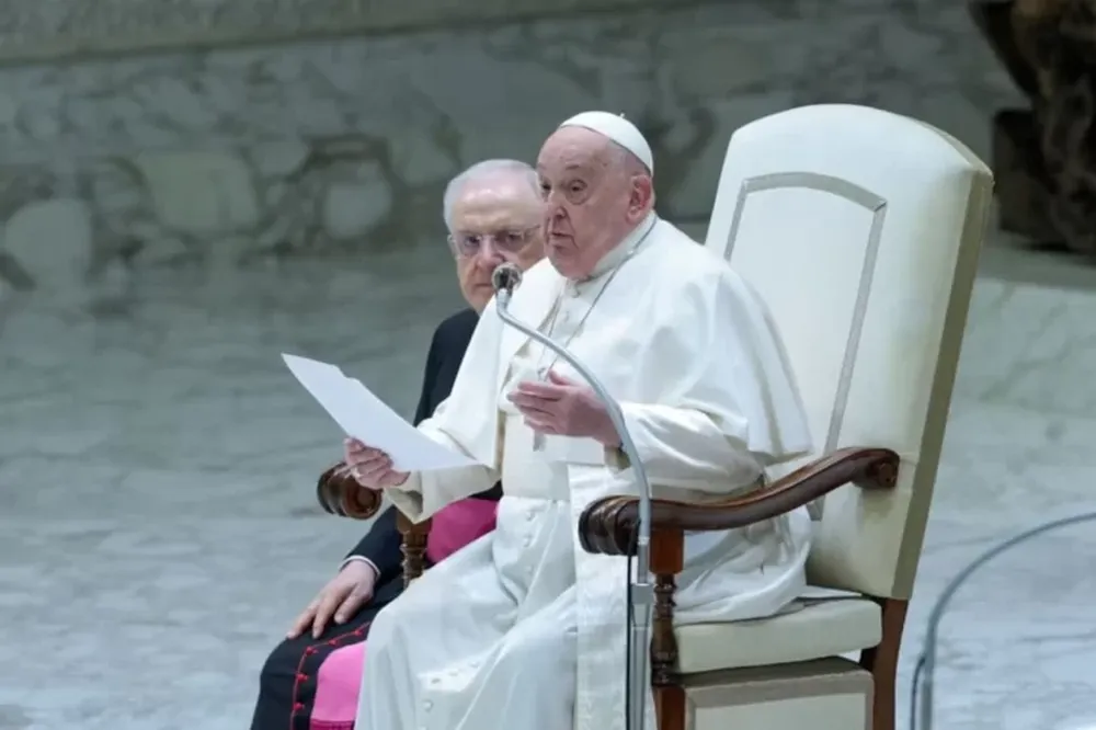 El papa Francisco fue hospitalizado para tratar una persistente bronquitis