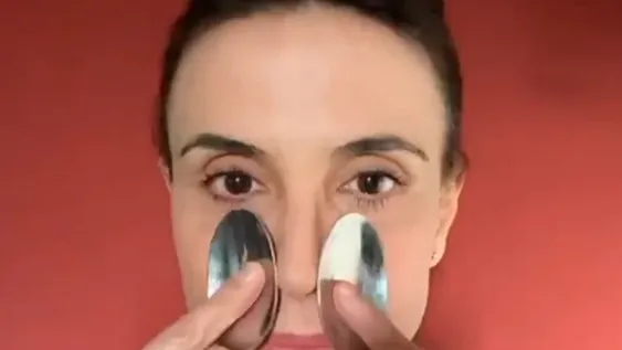 El masaje facial con cucharas que arrasa en Instagram: sus beneficios