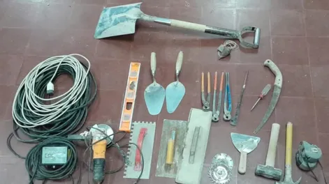 Dos motos, una bicicleta y hasta una pala: el botín de un hombre y un menor en Rawson