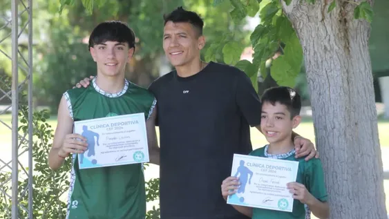 TALENTO. Rubén Botta pasó por San Juan y aprovechó para compartir con los chicos del CEF el fin de año.