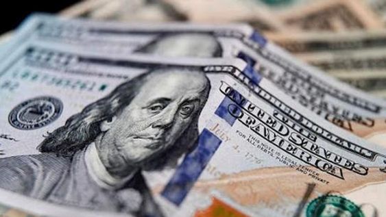 El dólar blue revirtió su subida inicial y terminó debajo de la línea de los 200 pesos