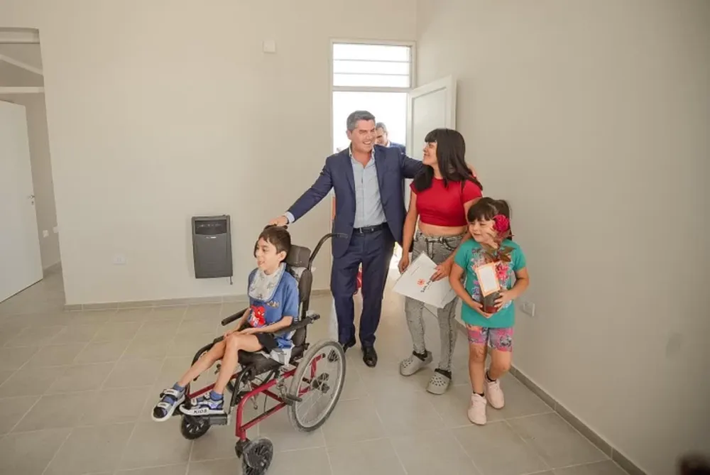 Marcelo Orrego encabezó una nueva entrega de viviendas en Rawson