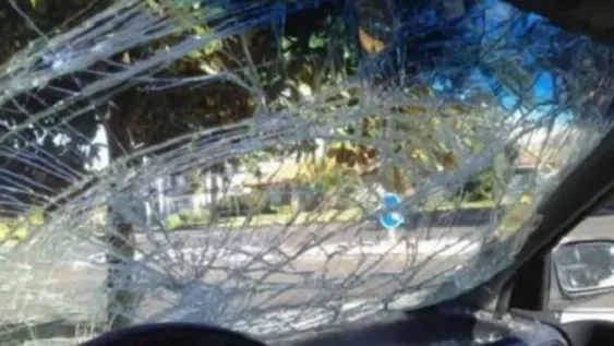 Desde el auto le gritó “mové el c… mamita” y ella le reventó el parabrisas con una piedra