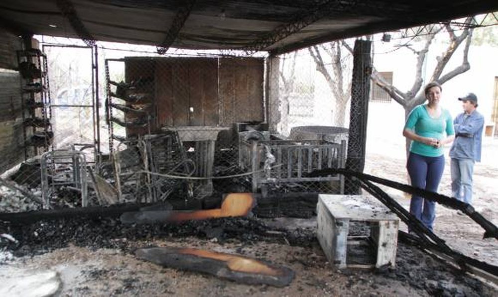 Ardió un depósito por un incendio de cañaverales