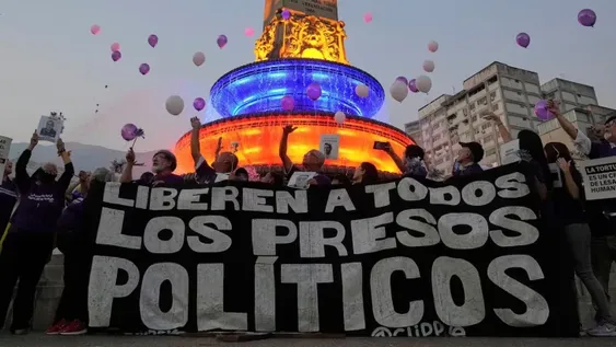 El chavismo liberó a 80 presos políticos de Venezuela y crece la expectativa por los argentinos detenidos