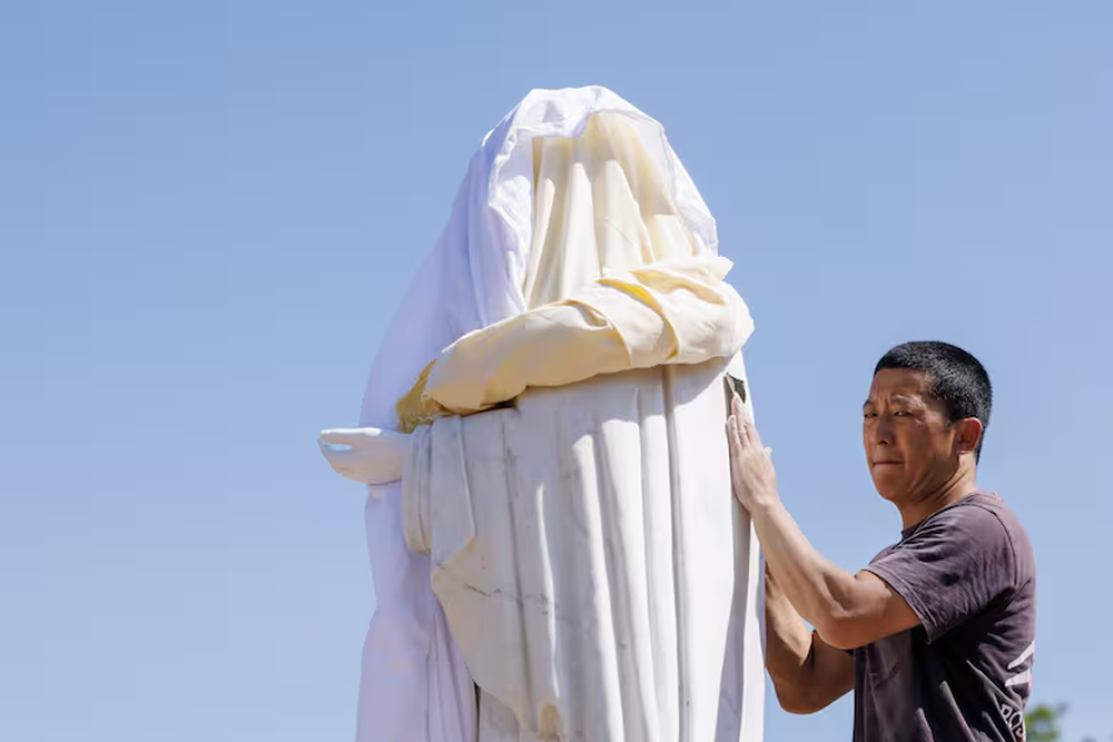Un voluntario limpia la estatua vandalizada de la Virgen Mar&iacute;a, cubierta con una s&aacute;bana blanca, en la Colina de las Apariciones, en Medjugorje, BosniaAP Photo - AP