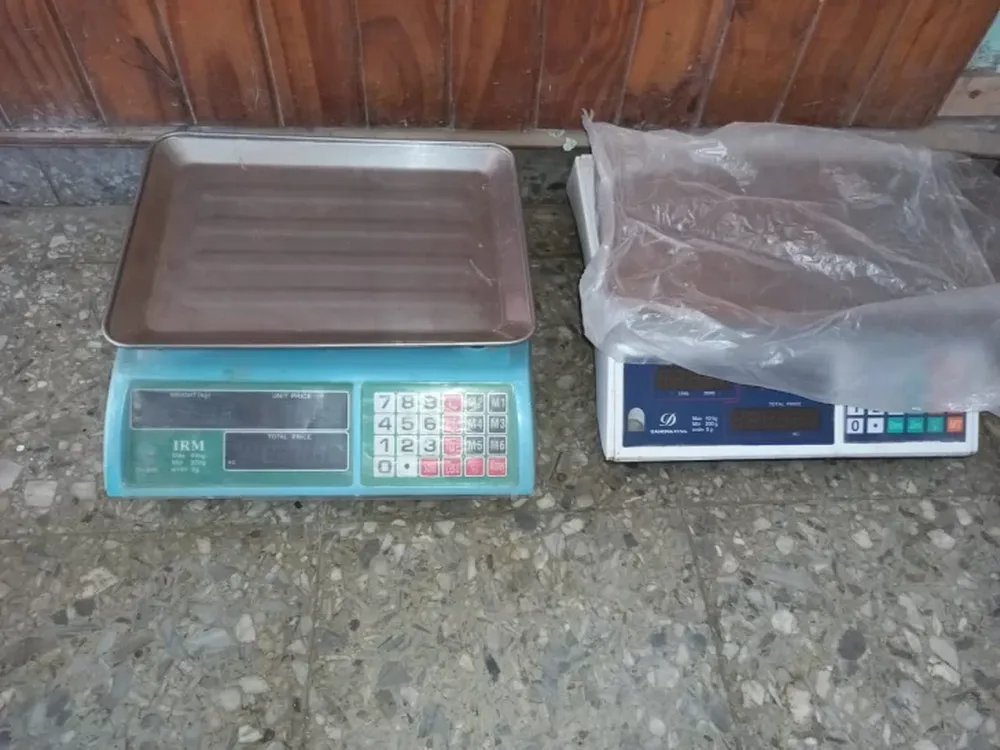 Robó balanzas y kilos de mortadela de un almacén: su padre lo entregó