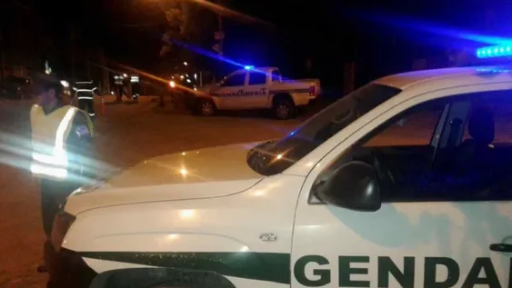 Dos hombres, aprehendidos por viajar con dos armas, un hacha y tres cuchillos en el baúl