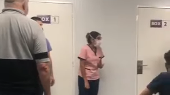 “Si no estás capacitada para estar 24 horas parada…”: el reclamo a una enfermera que hisopaba