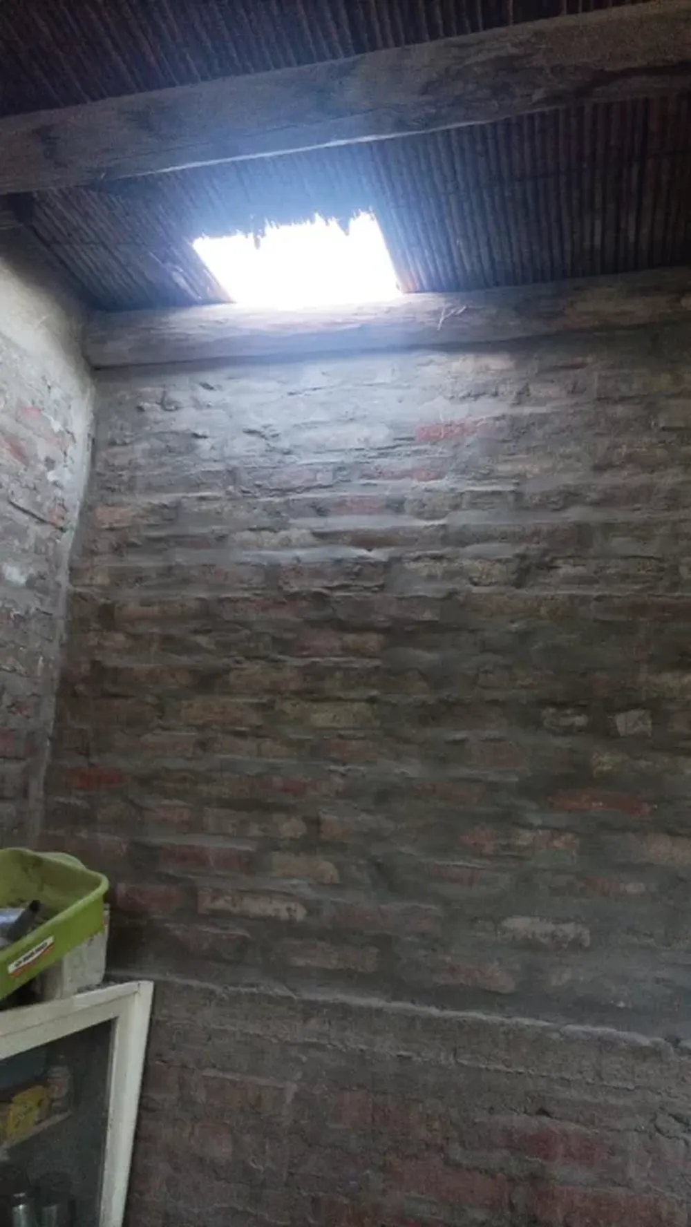 El boquete en el techo del taller metalúrgico.