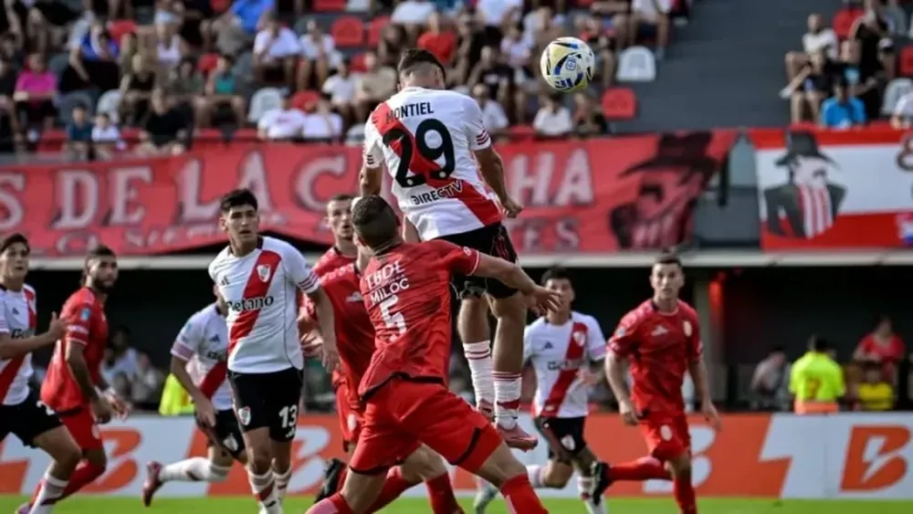 Con un cabezazo de Montiel, River venció a Barracas Central por 1-0 en un encuentro polémico