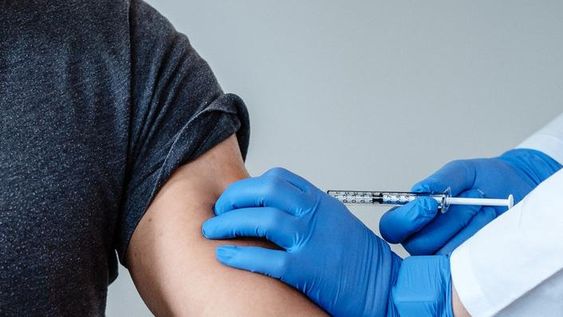 Reino Unido limita el uso de la vacuna de AstraZeneca a mayores de 40 años