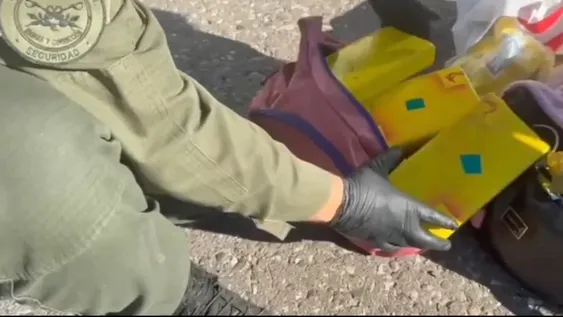 EN UN BOLSO y sin disimularla llevaba la droga.