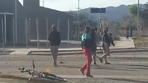 Piedrazos, amenazas y miedo: otra batalla campal entre familias en el Barrio Pie de Palo