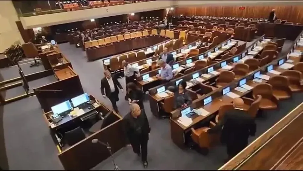 El parlamento israelí interrumpió su sesión por un bombardeo que los obligó a refugiarse